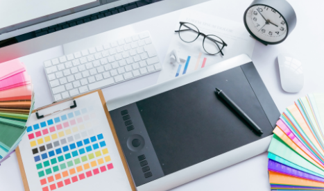 広告力を示すデスク周り