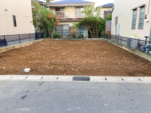住宅街にある更地の土地
