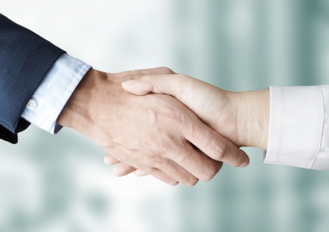 握手するふたりの手