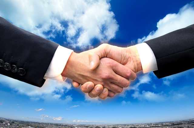 握手する二人の手