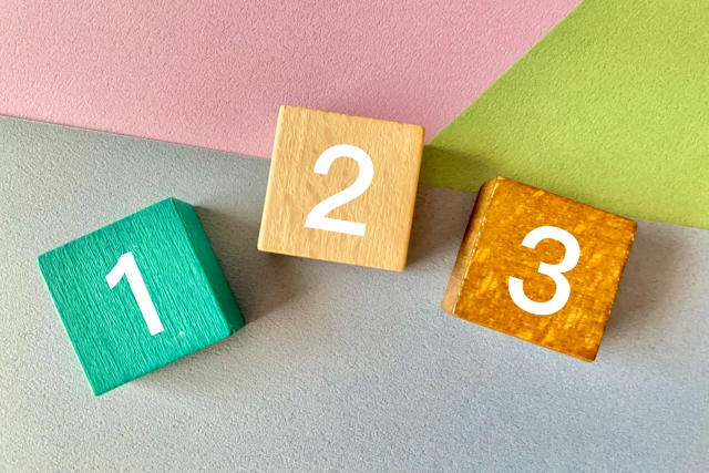 １２３と書かれた木のブロック