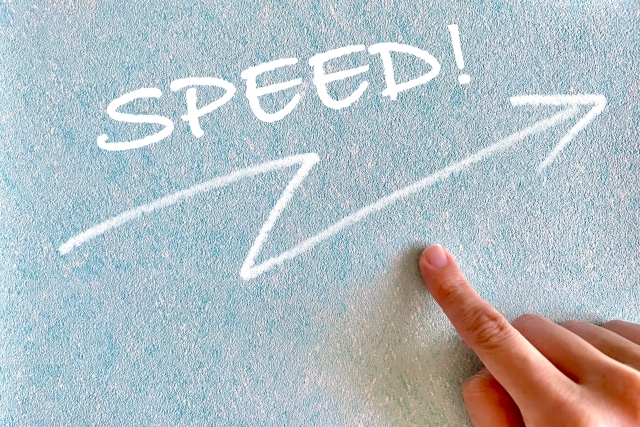 「SPEED」と上向き矢印を指差すイメージ