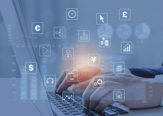 ネットワークのイメージ　バソコン作業する人