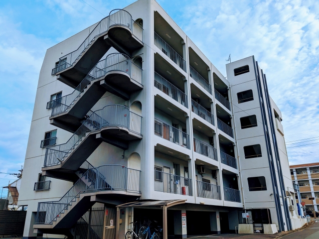 古いマンションの外観