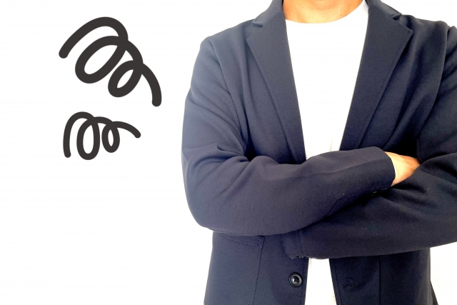 腕を組む男性と疑問の線画。