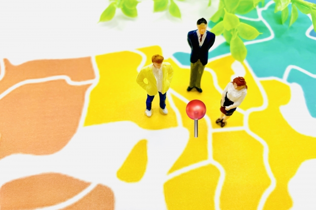 近畿地方の地図上の人形と赤いピン。エリア選びを示すイメージ。