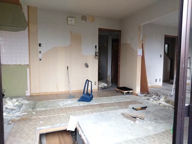 リフォーム中で内装を解体した室内の様子