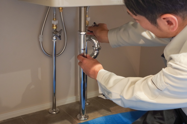 水道の点検をする作業員