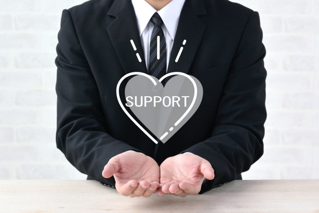 SUPPORTの文字列とスーツ姿の男性