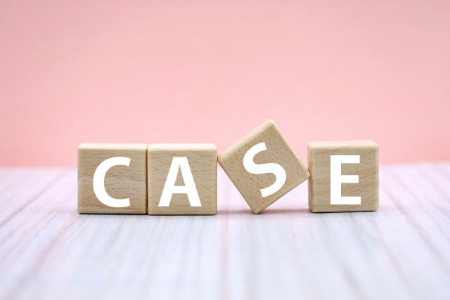 「CASE」と並んだ木製ブロック。事例紹介を示すイメージ。
