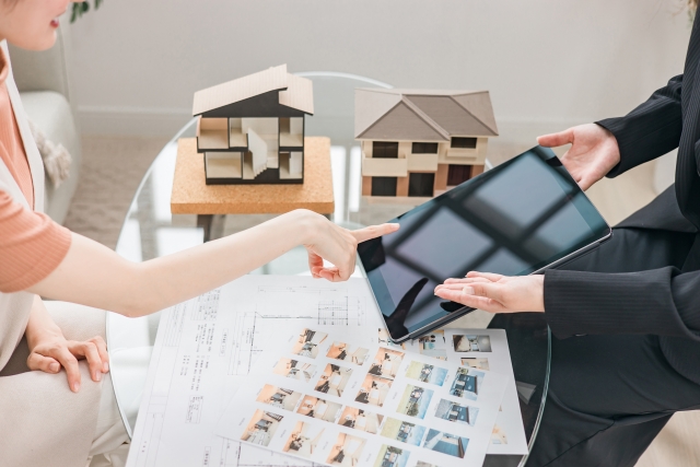 住宅模型を見ながら売却事例を説明する様子