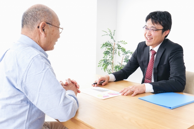 営業担当に相談する男性