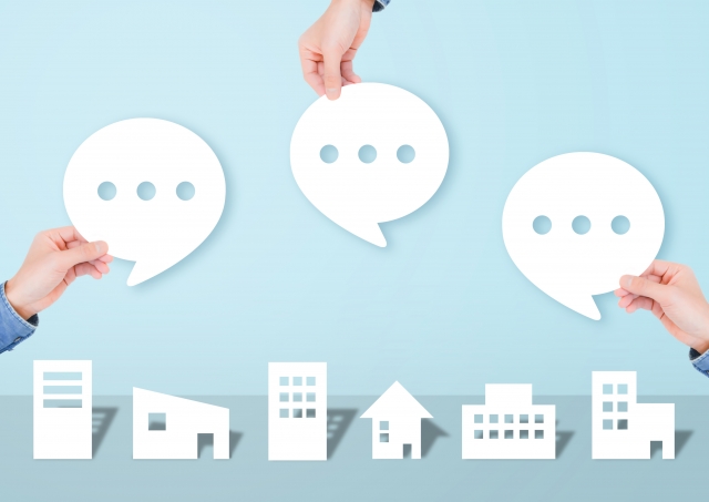 吹き出しアイコンを持つ手