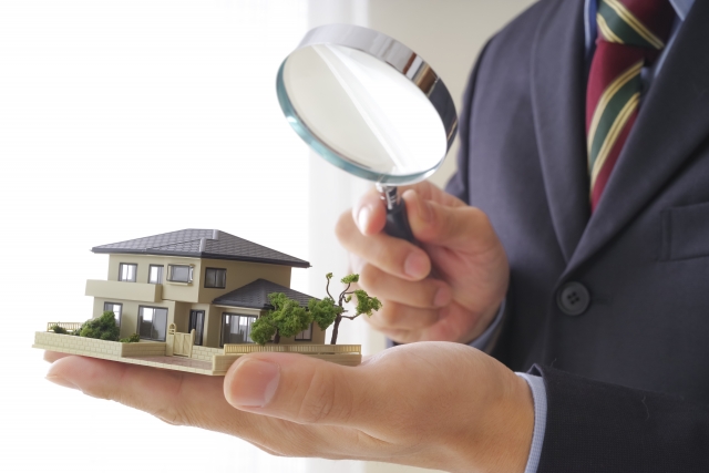 査定する男性と家の模型