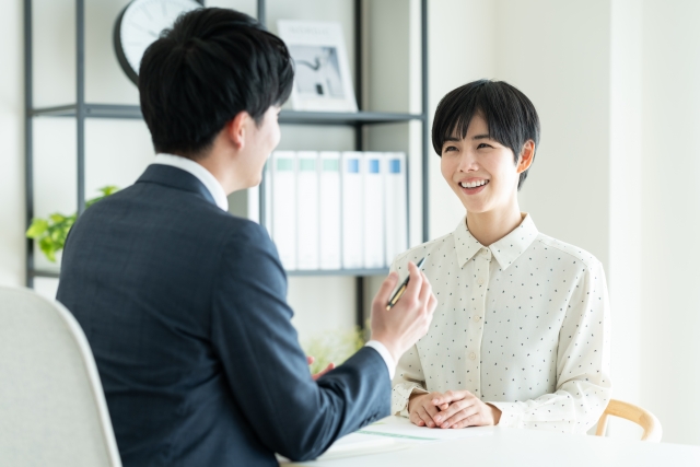 営業担当に相談する女性
