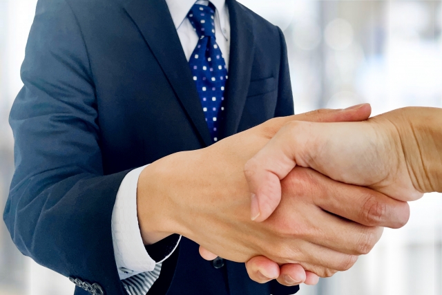 握手する二人の手