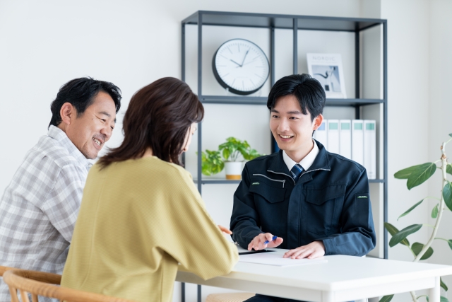 スタッフが夫婦に説明している相談風景。