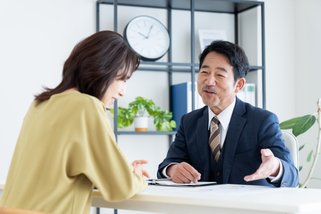 営業担当に相談する女性