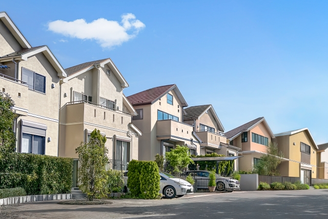 郊外に並ぶ一戸建て住宅の街並み