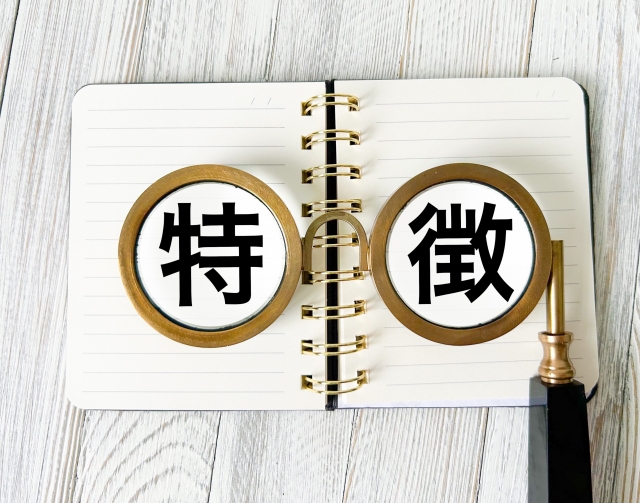 ノートに「特徴」と表示された丸いプレート