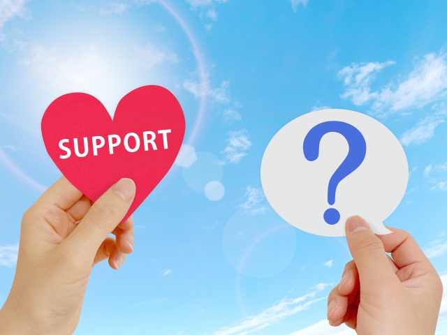 「SUPPORT」と書かれたハートと疑問符の吹き出し。相談や支援を示すイメージ。