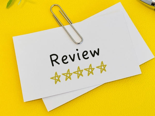 Reviewと星評価が書かれたカード