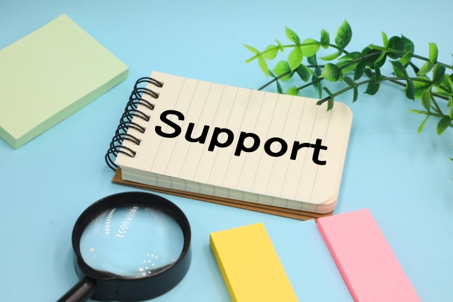 『Support』と書かれたノートと虫眼鏡