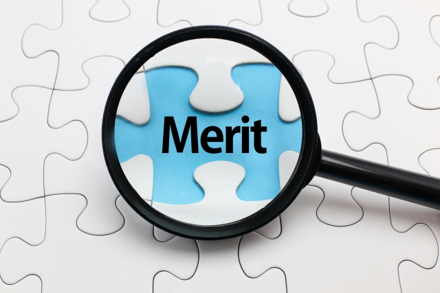 虫眼鏡越しに「Merit」と表示されたパズルピース。