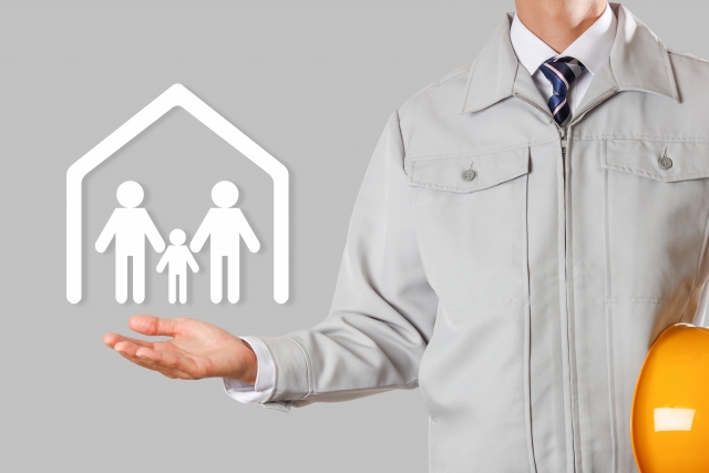 作業着の男性と家・家族のアイコン。住まいの安心やサポートを象徴する画像。