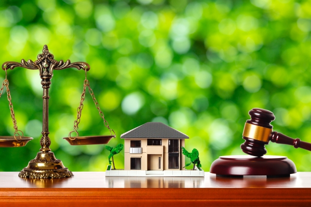 天秤と住宅模型、オークションのイメージ