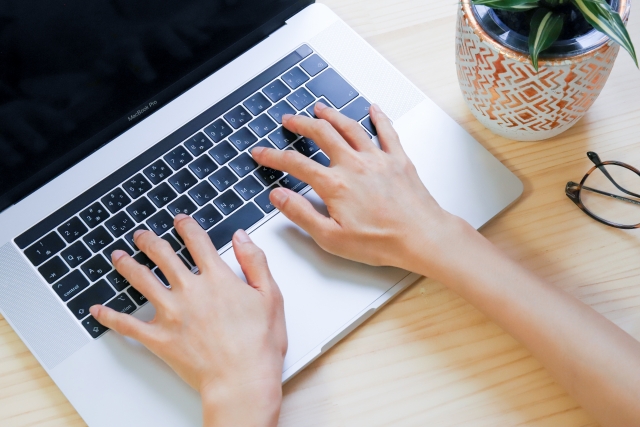 パソコンを使っている人の手元