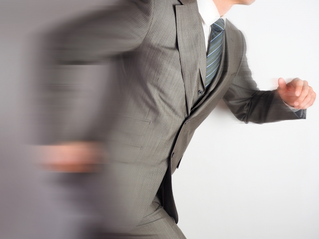 走るビジネスマン