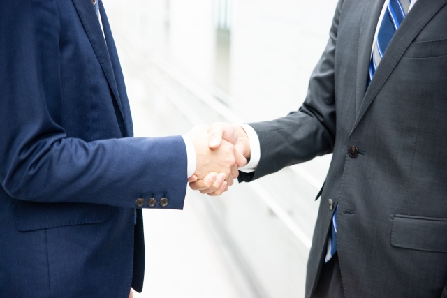 握手しているビジネスマン