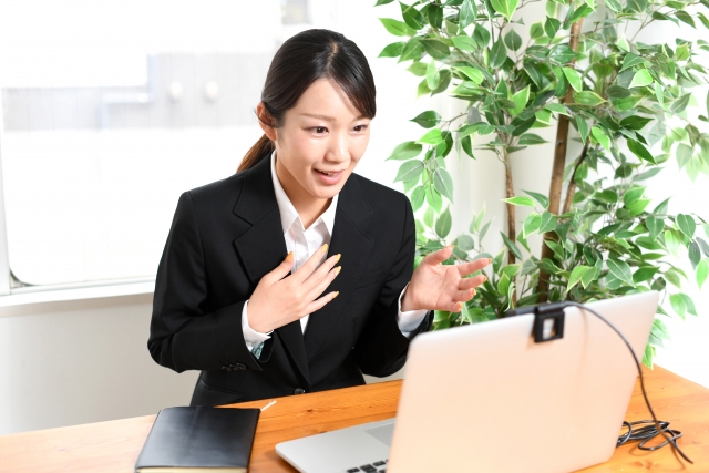 ノートパソコンでオンライン相談をする女性。