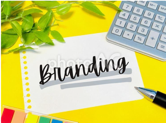 「Branding」と書かれたメモと電卓のイメージ