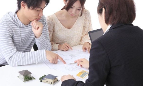 営業担当に相談する夫婦