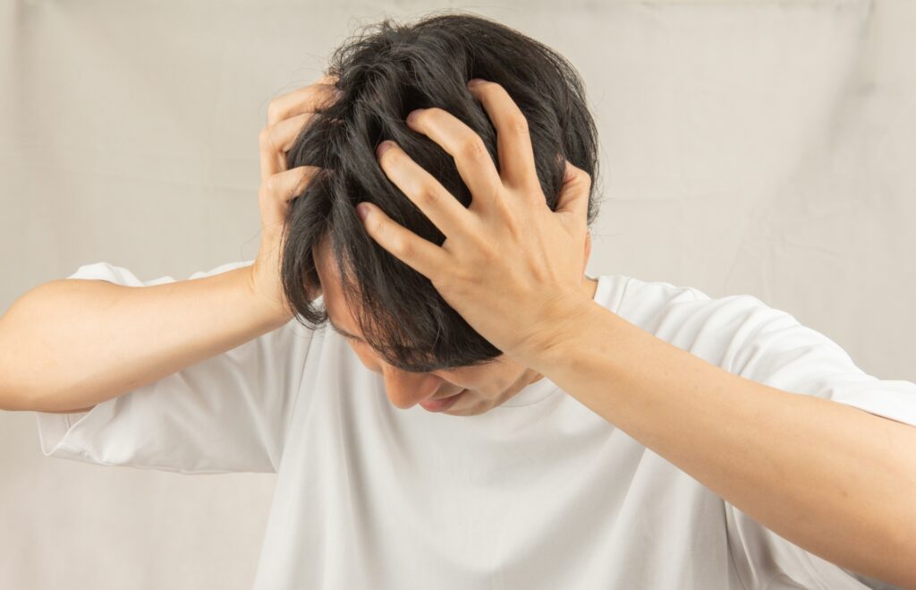頭を抱える